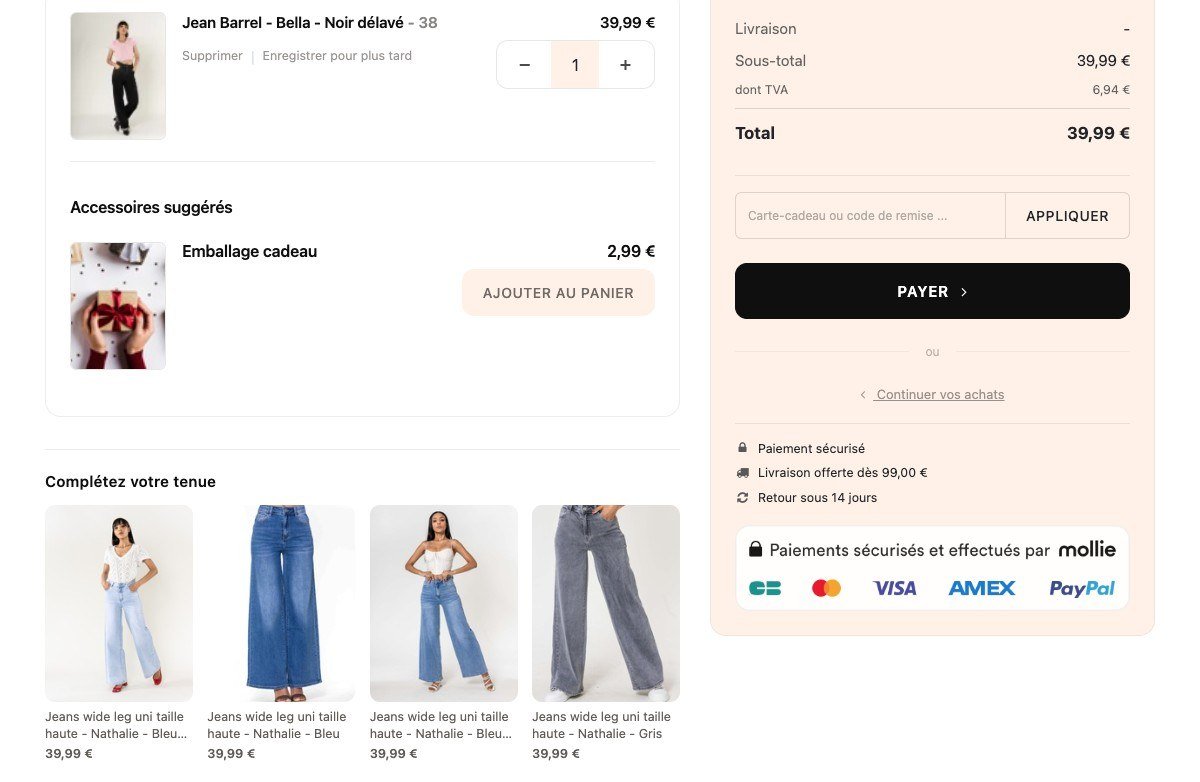 Panier Odoo avec une ligne de commande, un accessoire suggéré, un bloc « Complétez votre tenue » de quatre produits, la barre de progression vers la livraison offerte et le récapitulatif des totaux